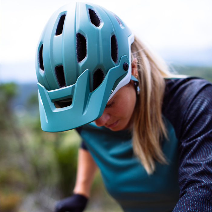 femme-sécurité-casque-vélo-vtt