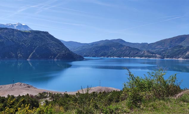 Lac de Serre-Ponçon, l'un des plus grands lacs artificiels d'Europe