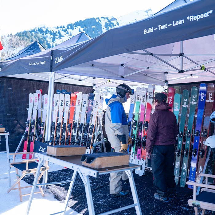 Participants testant du matériel sur un stand de marque au Ski & Snow Test Ekosport