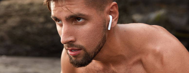 sport en musique avec écouteurs sans fil coureur concentré