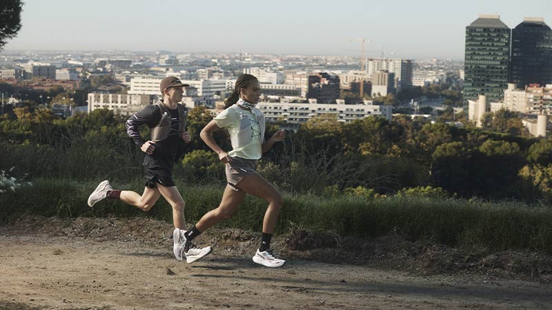 deux coureurs avec Salomon Aero Glide 4 GRVL sur sentier
