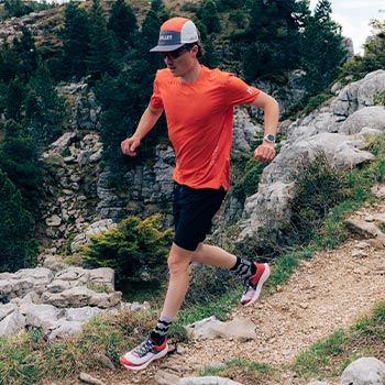 homme courant avec tenue trail millet intense légère