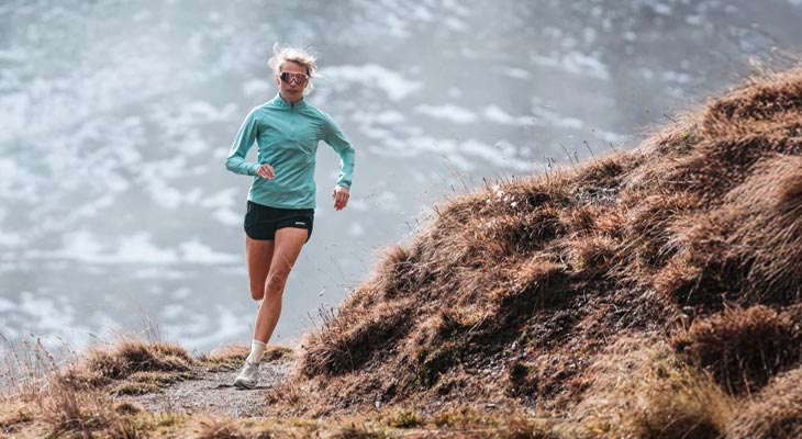 coureuse avec chaussure trail Rossignole Venosk sur sentier