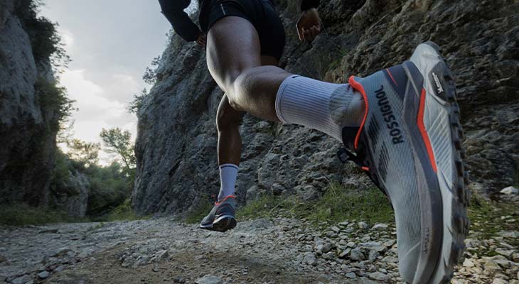 coureur avec chaussure trail Rossignol Vezor sur terrain technique