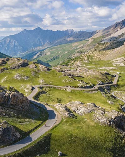 Route sinueuse du col de la Bonette en haute montagne