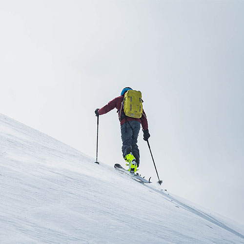 Skieur en randonnée dans la neige - Black Friday Ekosport